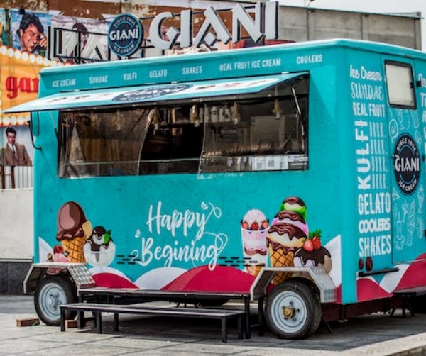 A százhúsz éves IBUSZ által szervezett személyre szabott Fagylaltos kocsi Kreatív catering szolgáltatás egyedi és felejthetetlen élményekkel kecsegteti önöket.
